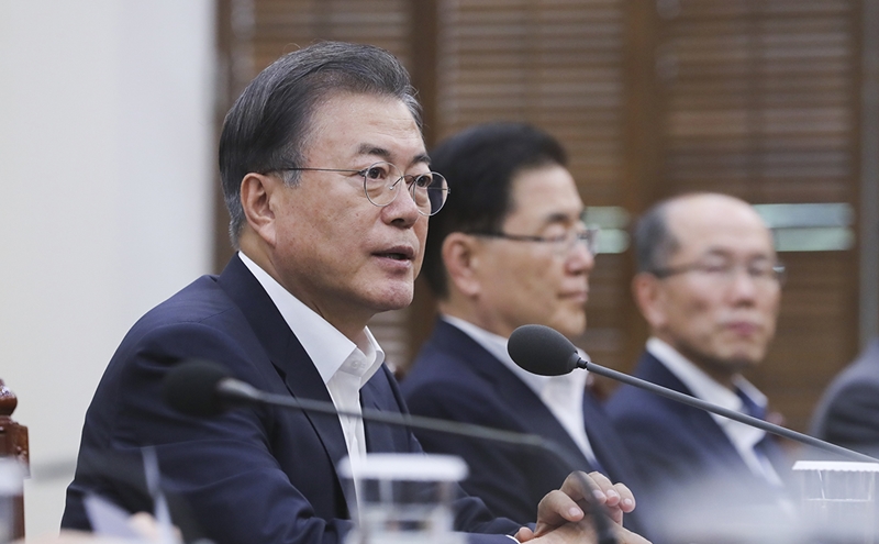 Südkoreas Präsident Moon Jae-in leitet am 5. August eine Sitzung mit seinen Chefsekretären. ⓒ Cheong Wa Dae